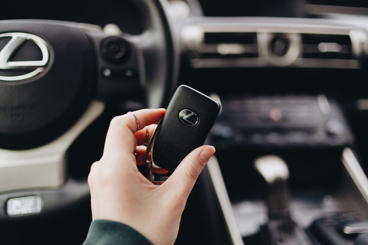 Clé de voiture remise dans un véhicule, symbole de location assurée