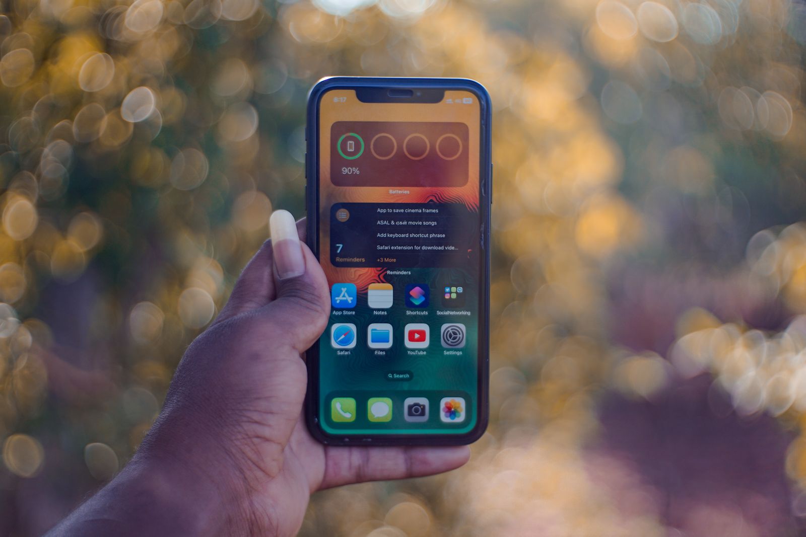 Main tenant un smartphone pour télécharger l'application AutoAccess