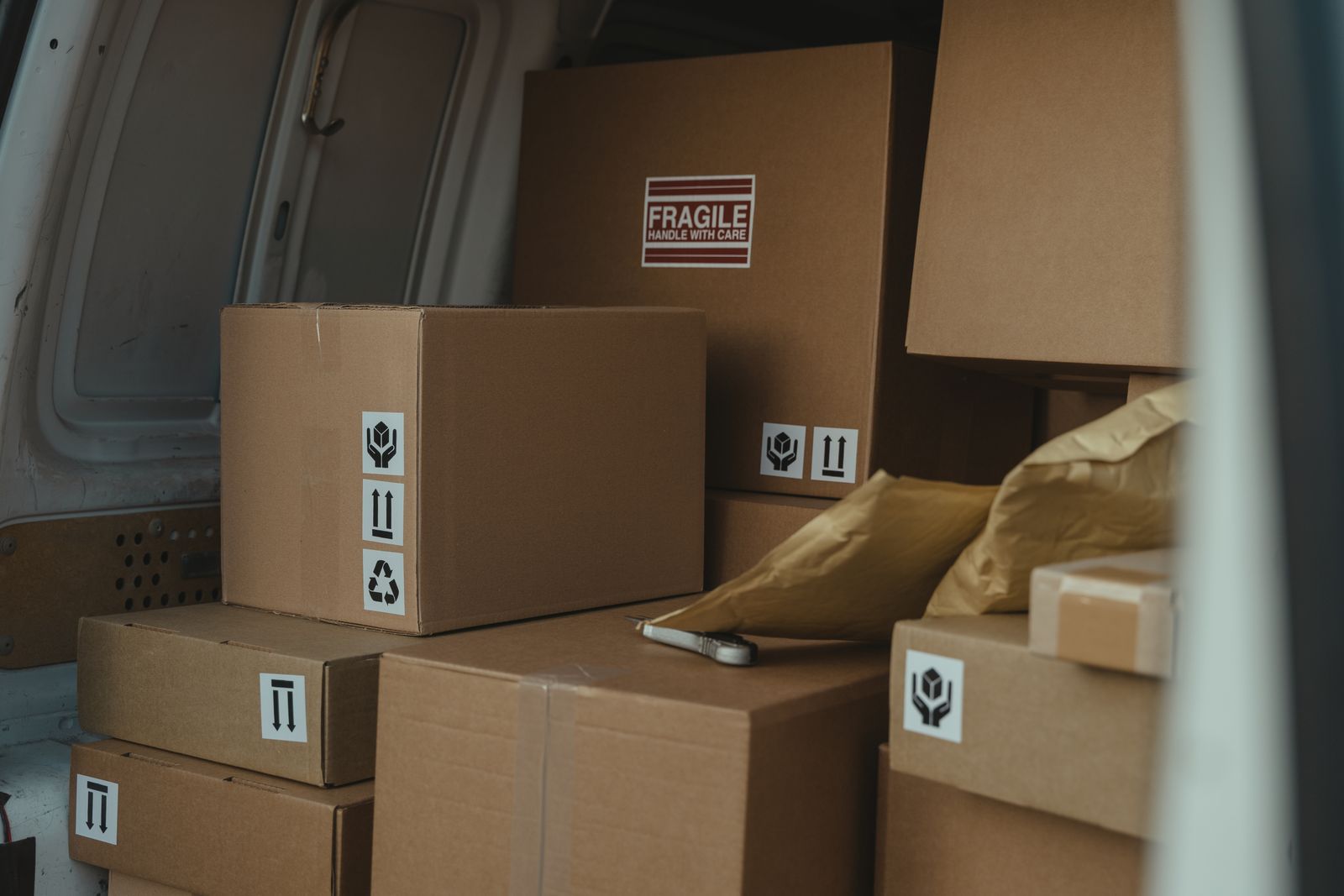 Cartons de déménagement chargés dans un utilitaire, prêts à rejoindre un box Stockeet